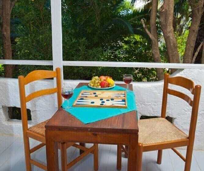 חדר סטודיו סטנדרד, Damnoni Paradise