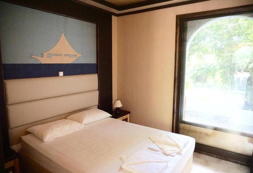 חדר סטודיו סטנדרד, Damnoni Paradise