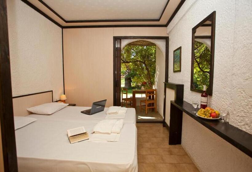 דירת שני חדרים, Damnoni Paradise