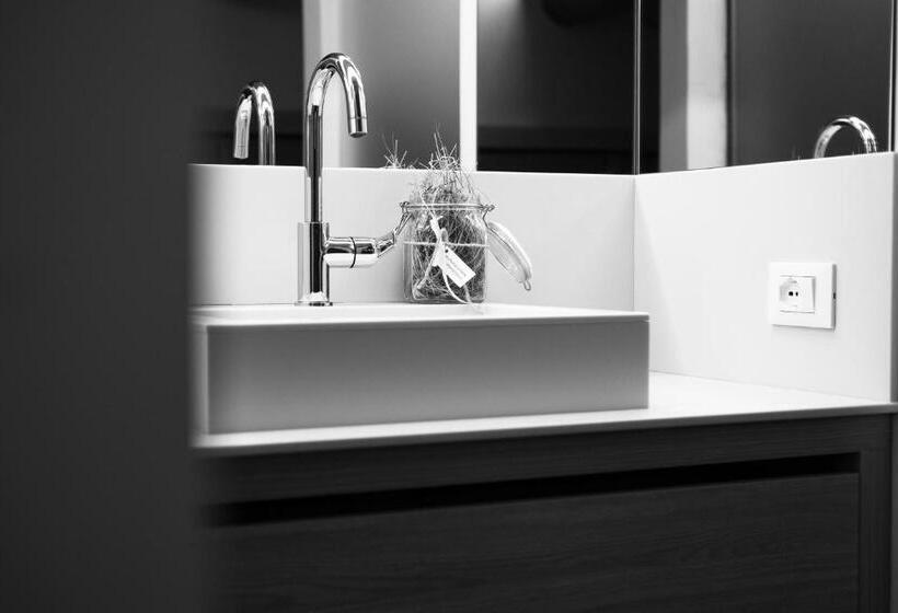 四人标准间, Corona