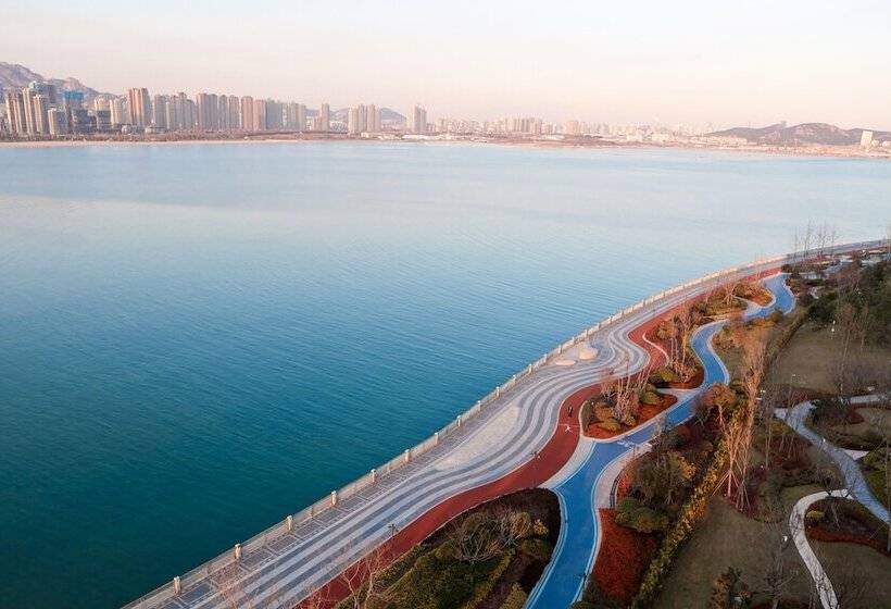Номер Deluxe Вид на Море с Балконом, Doubletree By Hilton Qingdao Oriental Movie Metropolis