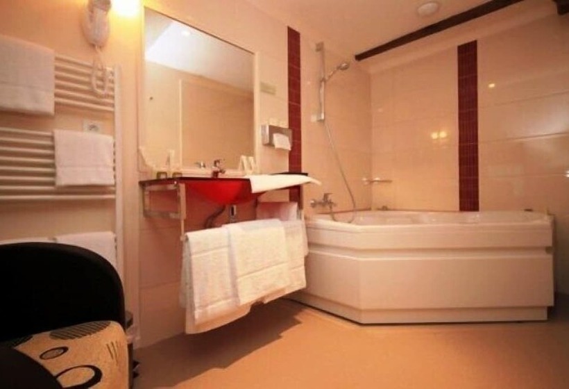 Четырехместный Номер Стандарт, Auberge De La Xaintrie