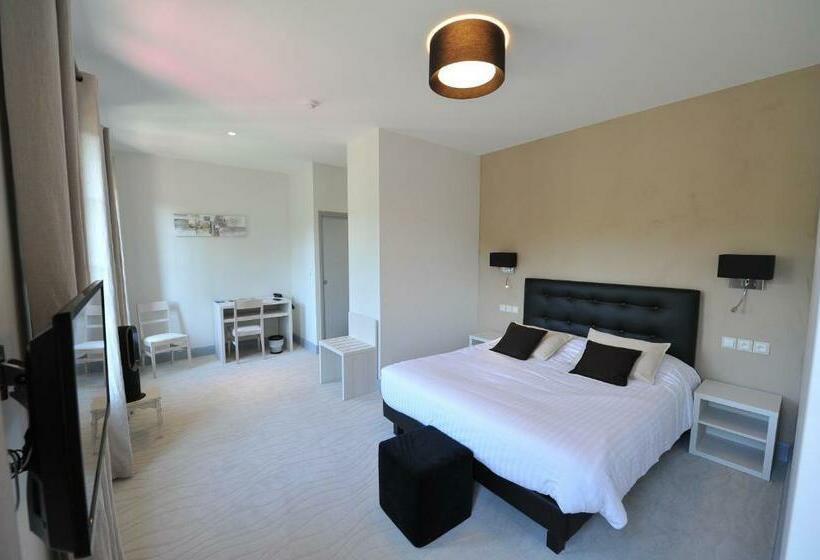 מיטת קינג בסוויטה, Logis  Hôtel Spa Restaurant L Epicurial