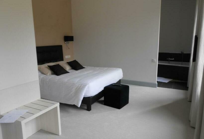 מיטת קינג בסוויטה, Logis  Hôtel Spa Restaurant L Epicurial