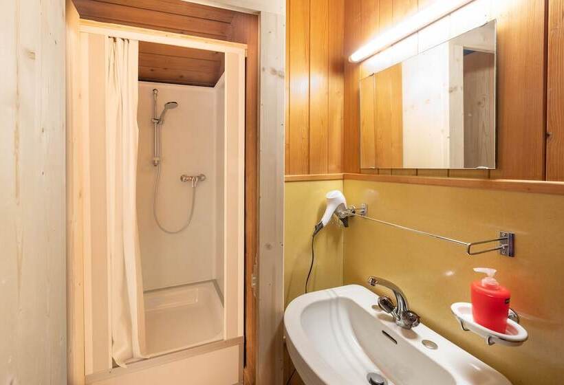 4 Bett Basic Zimmer Geteiltes Bad, Lake Lodge Hostel