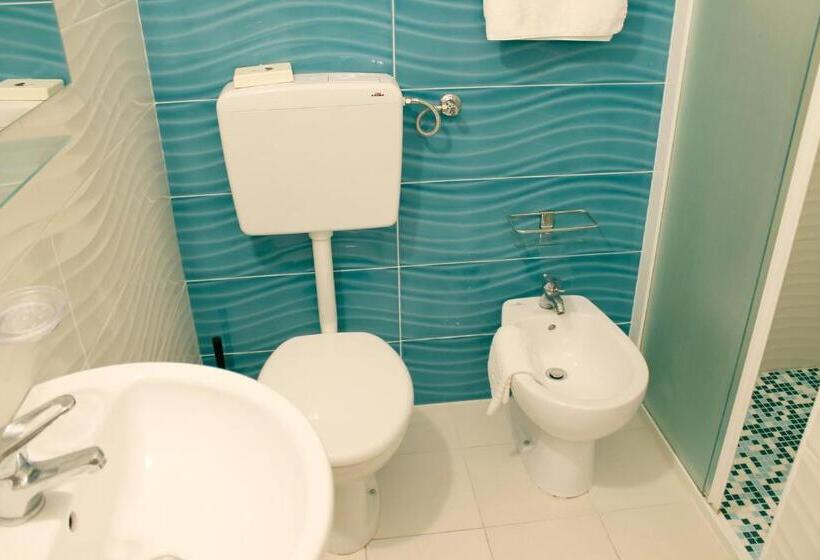 غرفة قياسية رباعية مزودة بشُرفة, Depandance Hotel Rosa