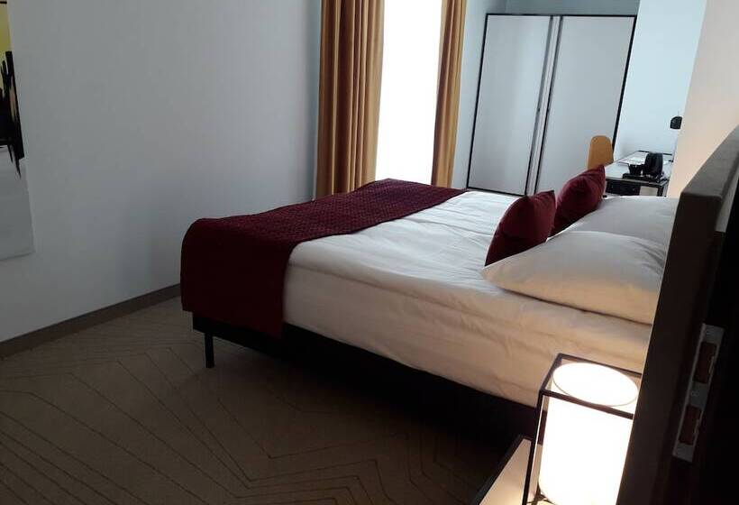 إستوديو قياسى, Arche Hotel Krakowska
