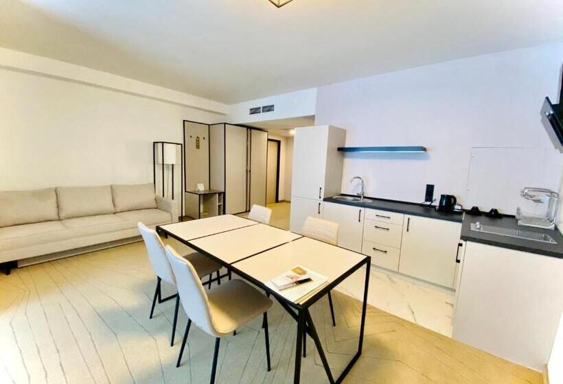 جناح جونيور, Arche Hotel Krakowska