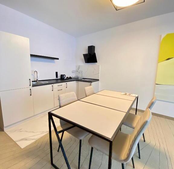 جناح جونيور, Arche Hotel Krakowska