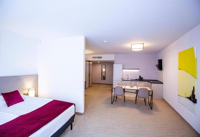 جناح جونيور, Arche Hotel Krakowska