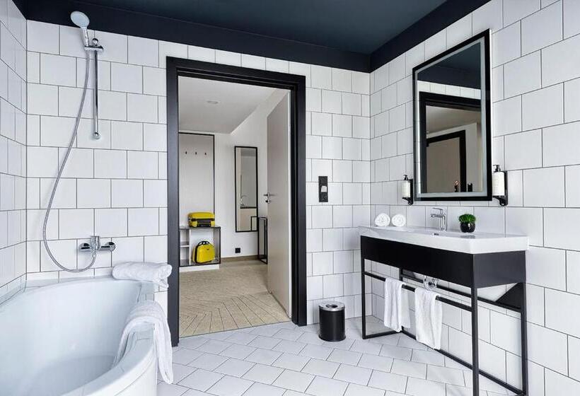 جناح, Arche Hotel Krakowska