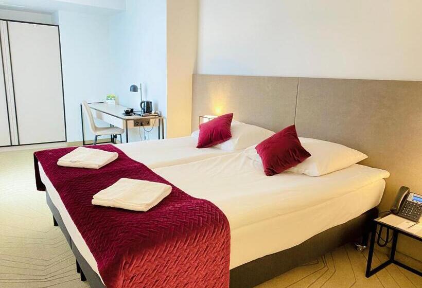 إستوديو قياسى, Arche Hotel Krakowska