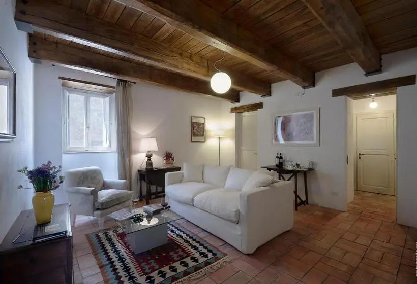 スイート, Castello Di Postignano Relais