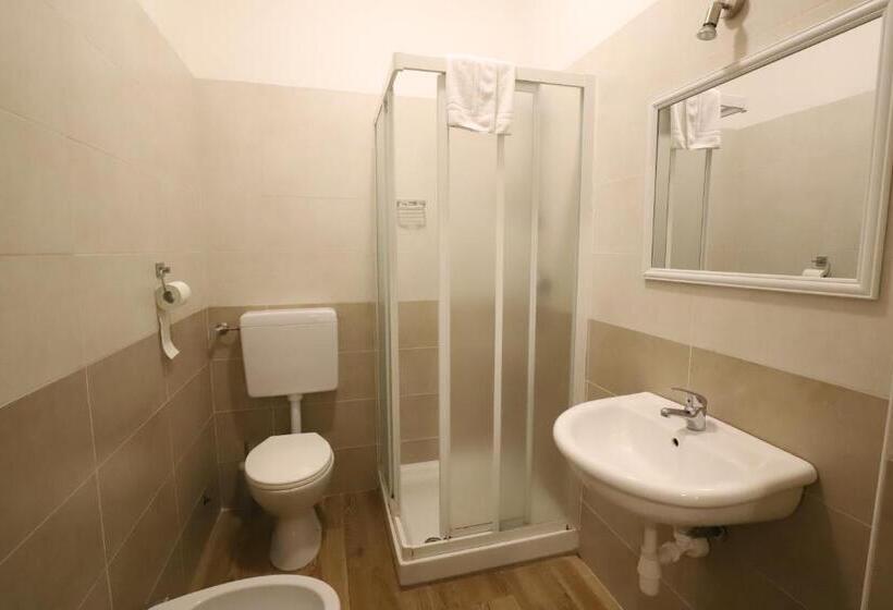 标准三人间, Golden Milano