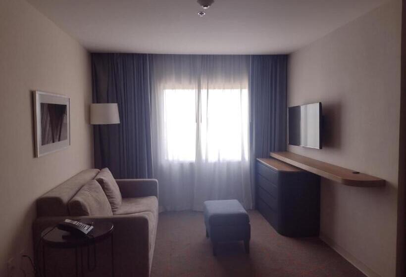 מיטת קינג בסוויטה, Holiday Inn & Suites   Aguascalientes, An Ihg