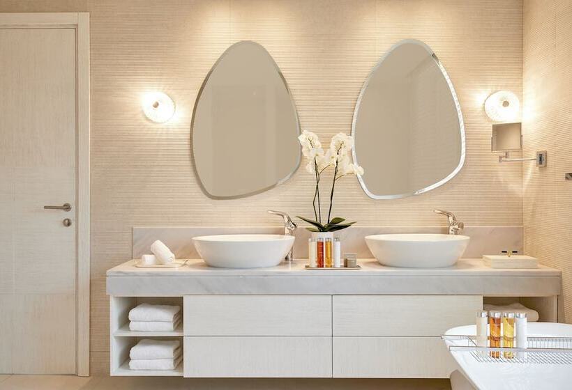 Полулюкс Deluxe с видом на бассейн, Ikos Aria