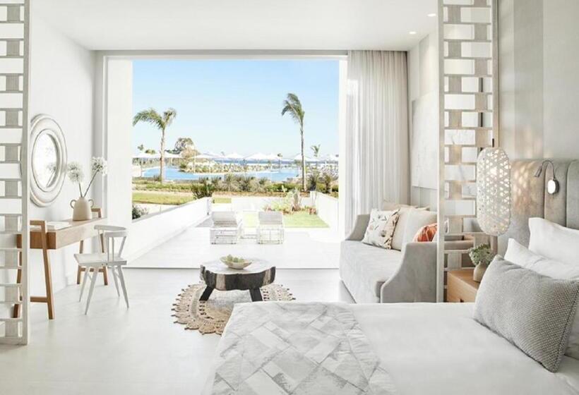 Полулюкс Deluxe с видом на бассейн, Ikos Aria