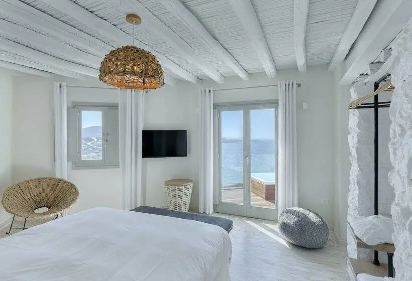 سوییت سوپریور با چشم‌انداز دریا, Legacy Suites