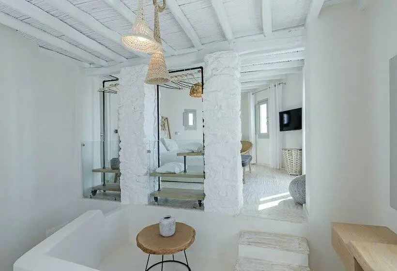 سوییت سوپریور با چشم‌انداز دریا, Legacy Suites
