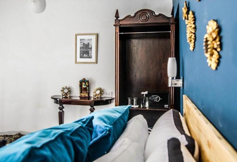 חדר משפחתי, Tariq Boutique