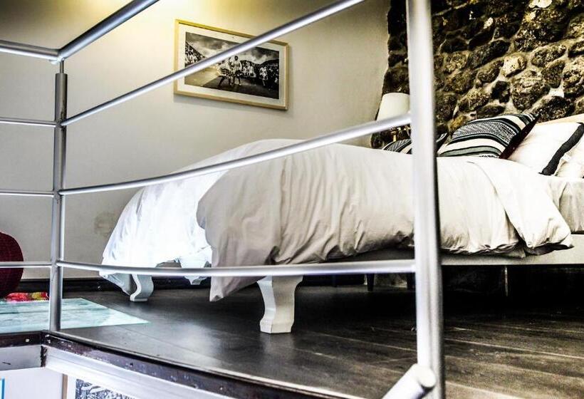 חדר משפחתי, Tariq Boutique