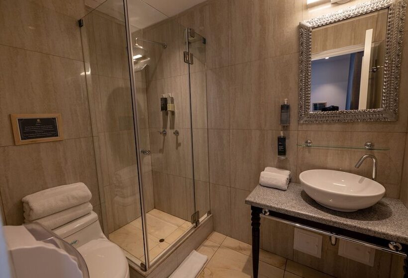 חדר סטנדרט לשלושה, Tariq Boutique