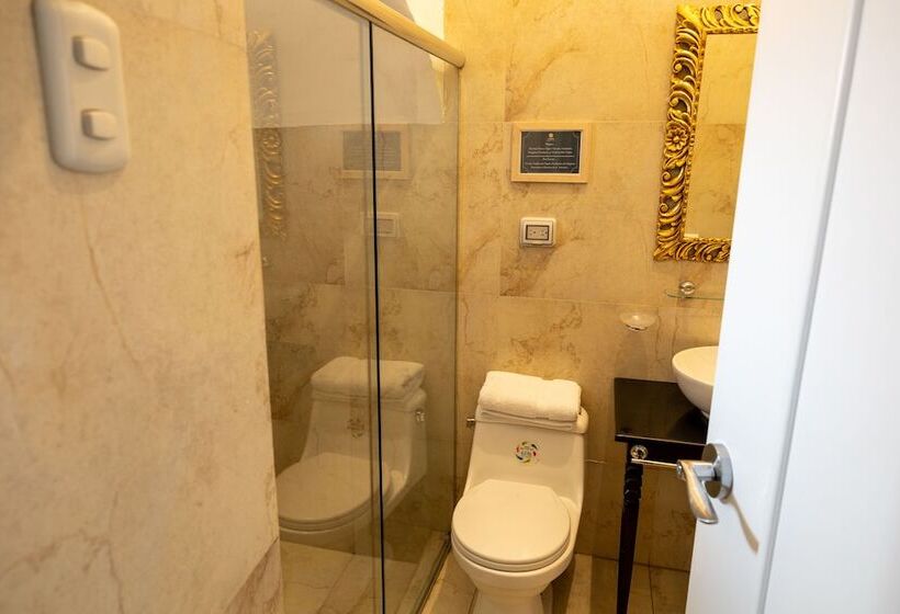 חדר משפחתי, Tariq Boutique