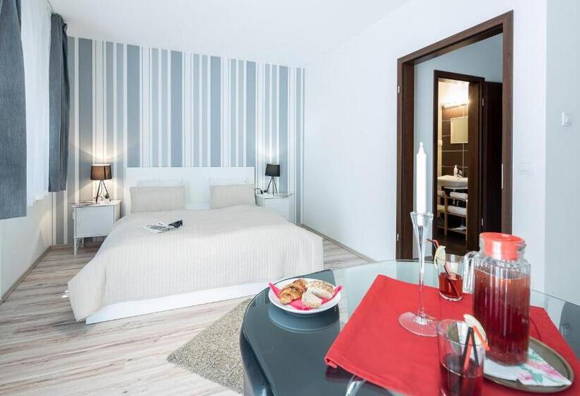 סטודיו סופריור, Vagabond Corvin