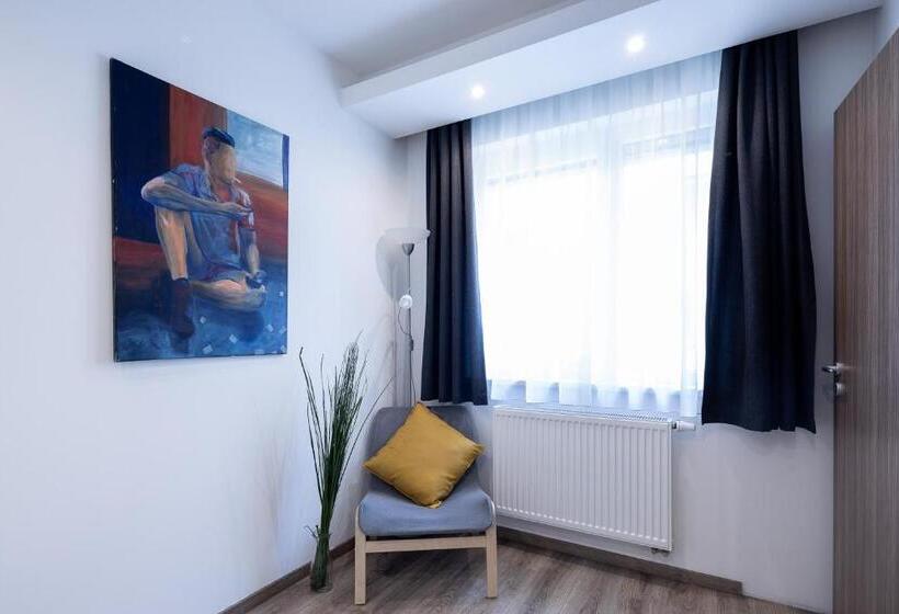 דירת שני חדרים, Vagabond Corvin