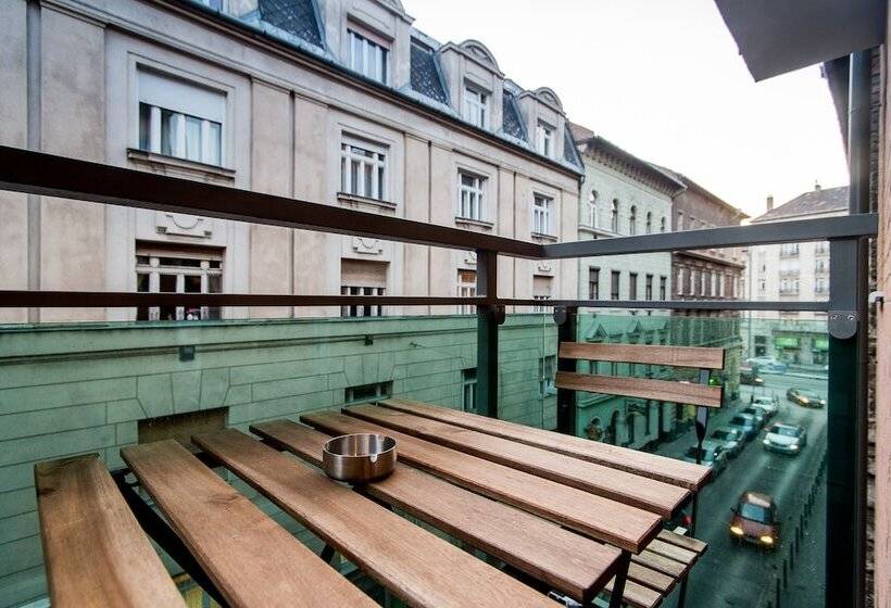 סטודיו סופריור, Vagabond Corvin