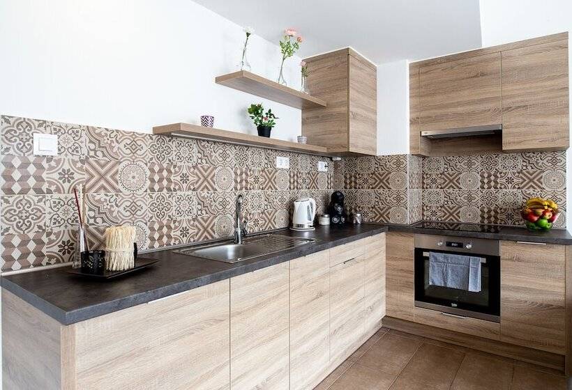 סטודיו סופריור, Vagabond Corvin