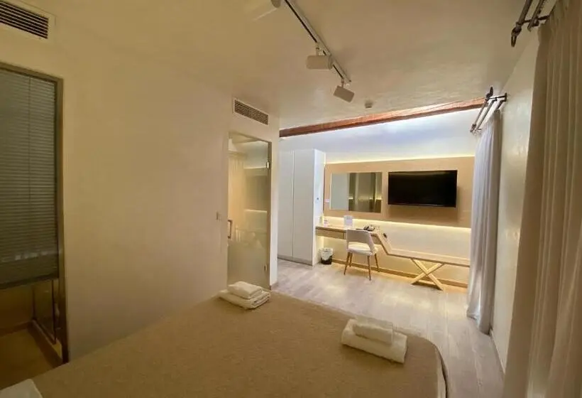 اتاق لوکس با بالکن و چشم‌انداز دریا, Panellinion Luxury Rooms