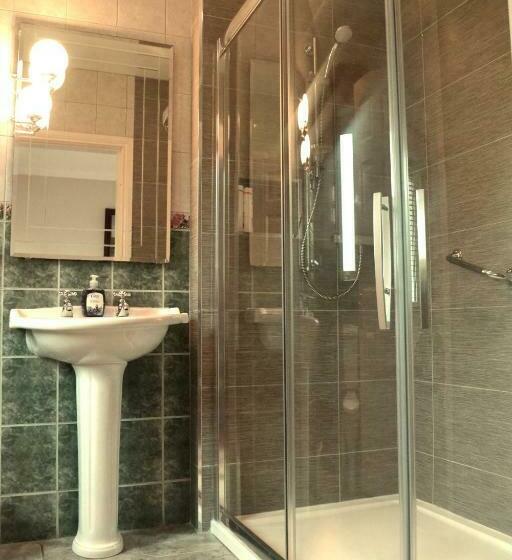 غرفة عائلية مطلّة علي الحديقة, Applecroft House