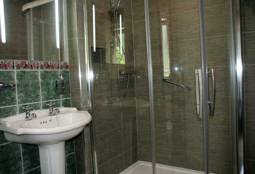 غرفة عائلية مطلّة علي الحديقة, Applecroft House