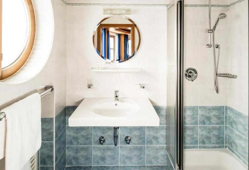 غرفة قياسية مزوَّدة بشُرفة, Astor Apartments