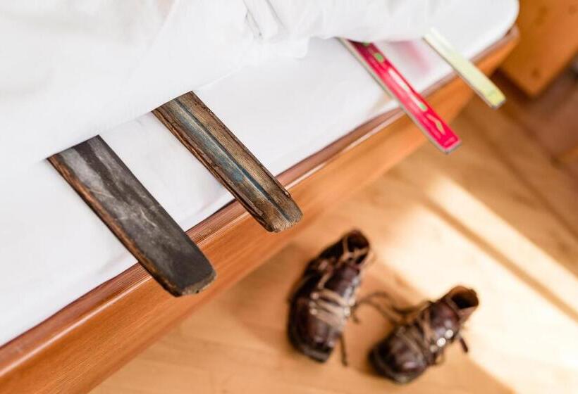 غرفة قياسية مزوَّدة بشُرفة, Astor Apartments