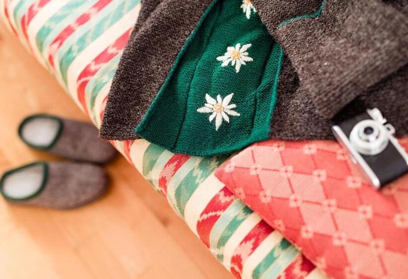 غرفة قياسية مزوَّدة بشُرفة, Astor Apartments