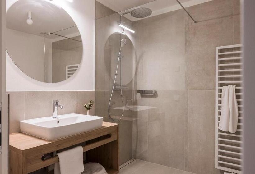 דירת חדר, Astor Apartments