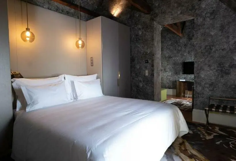 Suite King Bed