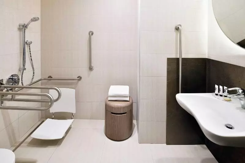 اتاق استاندارد با تخت بزرگ, Courtyard By Marriott Dubai, Al Barsha