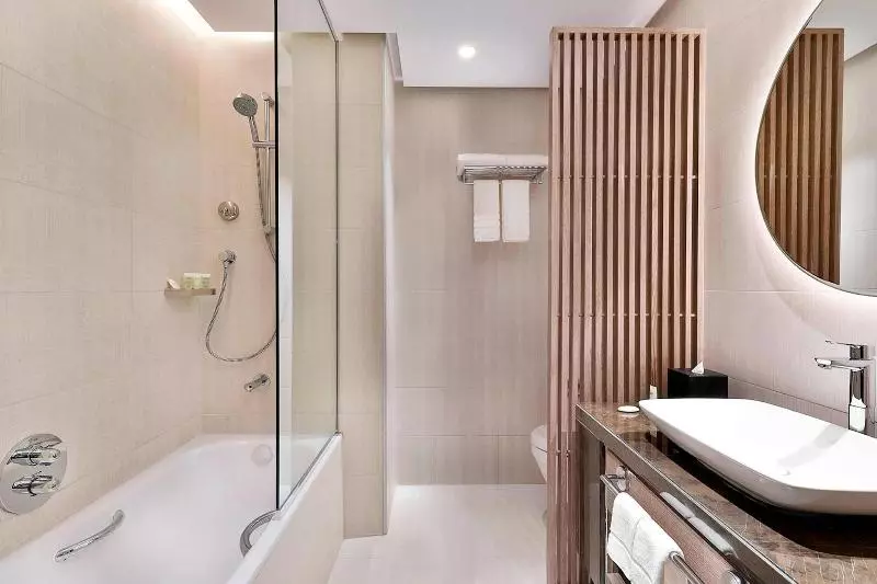 اتاق استاندارد با تخت بزرگ, Courtyard By Marriott Dubai, Al Barsha