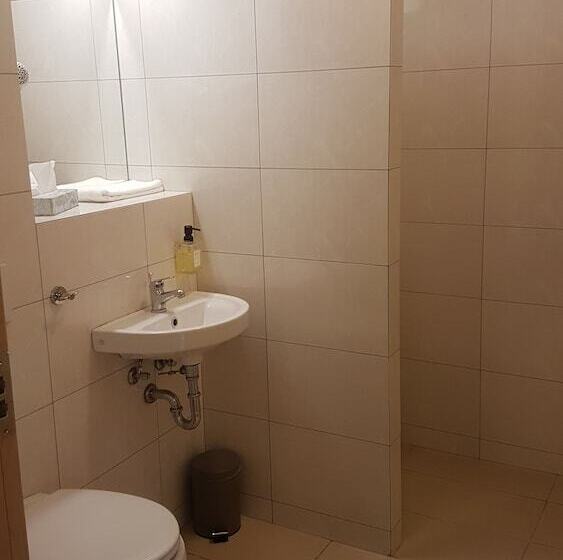 اتاق استاندارد سه نفره, Hallormsstadur