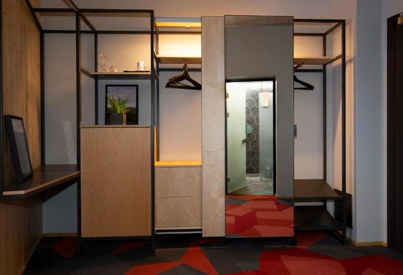 اتاق سوپریور, Land