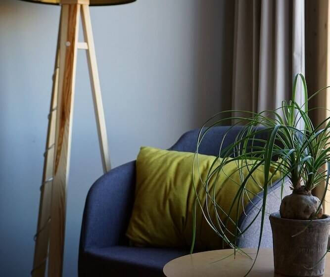 اتاق سوپریور, Land