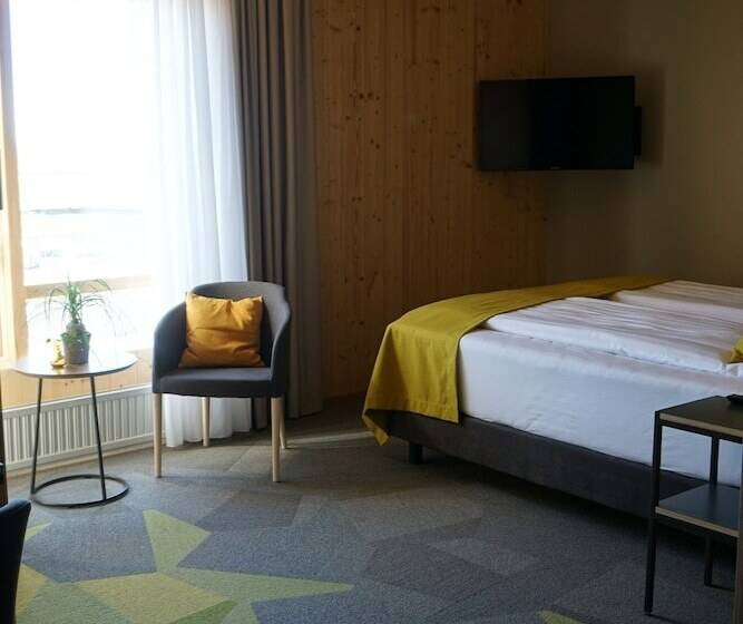 اتاق سوپریور, Land