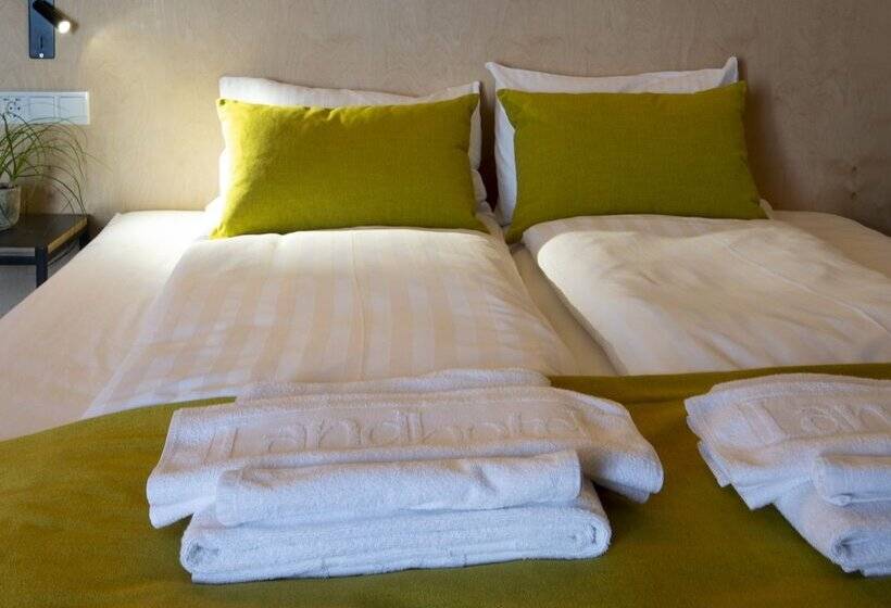 اتاق سوپریور, Land