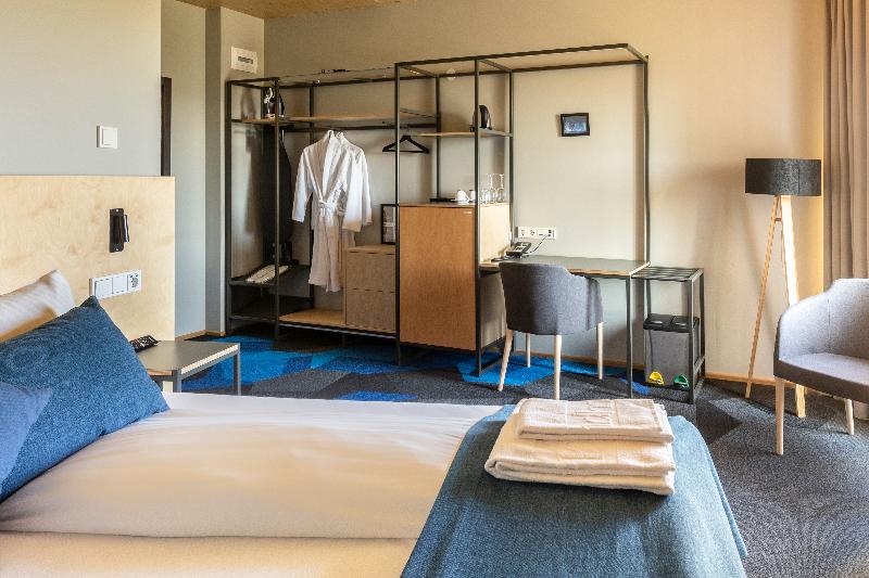 اتاق سوپریور, Land