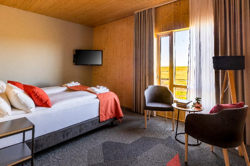 اتاق سوپریور, Land