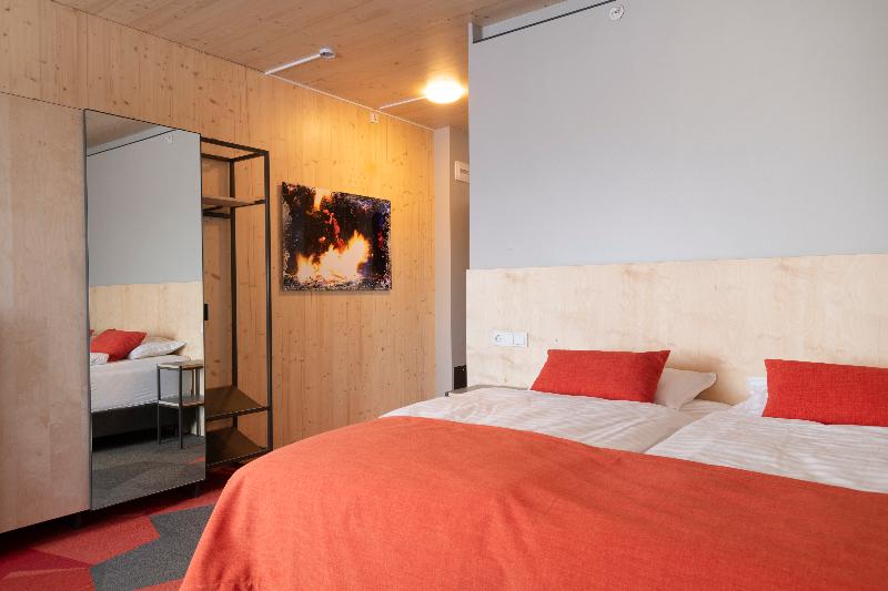 اتاق سوپریور, Land