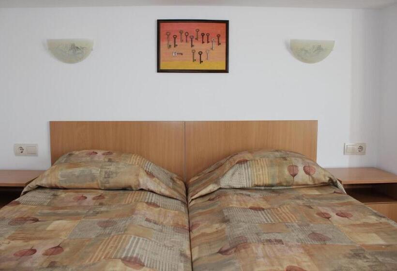 标准三人间, Radik